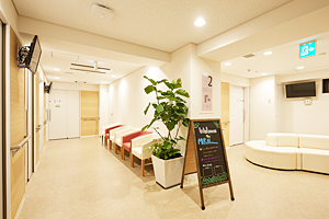 2階の女性診療部門の待合室。カウンセリングルームも設置。